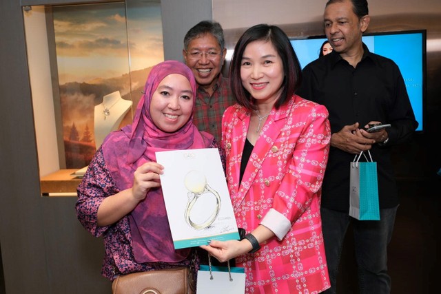 Nhà thiết kế CAO Fine Jewwllery phát thảo trang sức theo cảm hứng của đại diện APRN ngay tại sự kiện Nhà thiết kế CAO Fine Jewwllery phát thảo trang sức theo cảm hứng của đại diện APRN ngay tại sự kiện