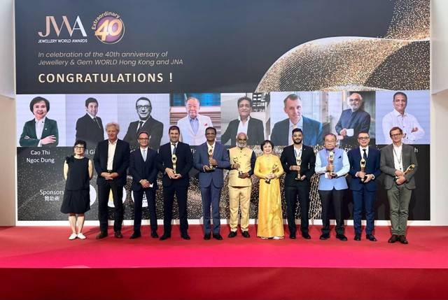 Bà Dung cũng là người Việt Nam đầu tiên đứng vào hàng ngũ 40 nhân vật tạo nên lịch sử của ngành kim hoàn thế giới. Ảnh: Hoài Anh