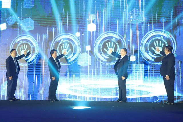 Triển lãm công nghệ được thiết kế theo 3 trụ cột: xã hội số, kinh tế số và chính quyền số. Triển lãm công nghệ được thiết kế theo 3 trụ cột: xã hội số, kinh tế số và chính quyền số.