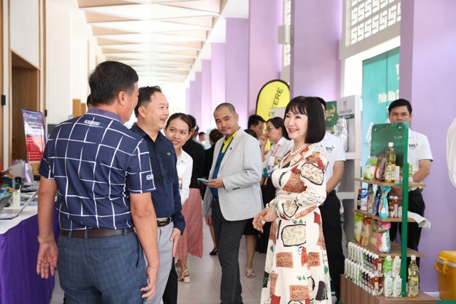 Thông qua chương trình, các doanh nhân, doanh nghiệp đã có cơ hội giao lưu cũng như tìm kiếm cơ hội hợp tác, xúc tiến kinh doanh Thông qua chương trình, các doanh nhân, doanh nghiệp đã có cơ hội giao lưu cũng như tìm kiếm cơ hội hợp tác, xúc tiến kinh doanh