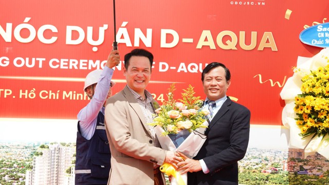 Ông Đặng Hồng Anh, Chủ tịch DHA Corporation trao tặng hoa chúc mừng thành công tới ông Trần Quang Tuấn, Tổng giám đốc Công ty cổ phần Xây dựng Central Ông Đặng Hồng Anh, Chủ tịch DHA Corporation trao tặng hoa chúc mừng thành công tới ông Trần Quang Tuấn, Tổng giám đốc Công ty cổ phần Xây dựng Central