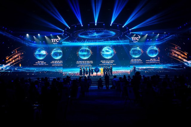 Tại Lễ kỷ niệm 55 năm thương hiệu TTC AgriS, Bà Đặng Huỳnh Ức My – Chủ tịch HĐQT (áo vàng), cùng Ban lãnh đạo cấp cao thực hiện dấu ấn “Khai mở tương lai, cam kết bền vững” trước sự sẵn sàng đồng hành của các Bên liên quan trong hành trình thúc đẩy nền kinh tế nông nghiệp bền vững toàn cầu Tại Lễ kỷ niệm 55 năm thương hiệu TTC AgriS, Bà Đặng Huỳnh Ức My – Chủ tịch HĐQT (áo vàng), cùng Ban lãnh đạo cấp cao thực hiện dấu ấn “Khai mở tương lai, cam kết bền vững” trước sự sẵn sàng đồng hành của các Bên liên quan trong hành trình thúc đẩy nền kinh tế nông nghiệp bền vững toàn cầu