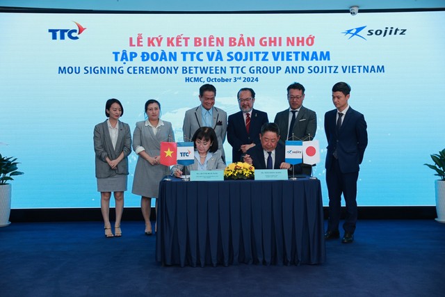 Ông Mizushima Kozo - Tổng Giám đốc Sojitz Vietnam và bà Huỳnh Bích Ngọc - Phó Chủ tịch Thường trực, Tổng Giám đốc Tập đoàn TTC thực hiện nghi thức ký kết hợp tác dưới sự chứng kiến của lãnh đạo hai bên. Ông Mizushima Kozo - Tổng Giám đốc Sojitz Vietnam và bà Huỳnh Bích Ngọc - Phó Chủ tịch Thường trực, Tổng Giám đốc Tập đoàn TTC thực hiện nghi thức ký kết hợp tác dưới sự chứng kiến của lãnh đạo hai bên.