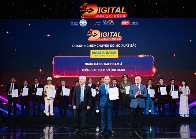 Đại diện Nam A Bank – Ông Nguyễn Vĩnh Tuyên, Phó tổng giám đốc nhận giải thưởng.