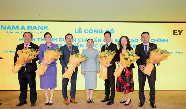 Bà Võ Thị Tuyết Nga - Phó Chủ tịch HĐQT Nam A Bank tặng hoa chúc mừng Dự án đã sớm hoàn thành. Bà Võ Thị Tuyết Nga - Phó Chủ tịch HĐQT Nam A Bank tặng hoa chúc mừng Dự án đã sớm hoàn thành.