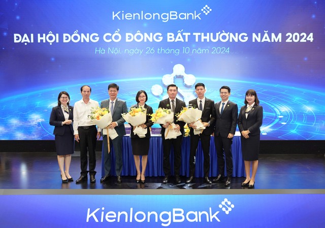 Các thành viên HĐQT, BKS bầu bổ sung ra mắt Đại hội Các thành viên HĐQT, BKS bầu bổ sung ra mắt Đại hội