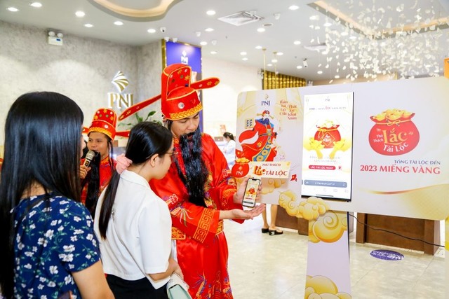 Khách hàng hào hứng tham gia “Thử Thách Lắc Tài Lộc” trong dịp Thần Tài 2023 (Ảnh: Hồng Phương)