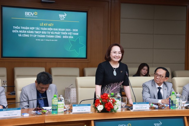 Bà Đặng Huỳnh Ức My – Chủ tịch TTC AgriS trong buổi ký kết, nhấn mạnh cam kết sẻ chia nền tảng liên kết các bên liên quan trong chuỗi giá trị kinh tế nông nghiệp của Công ty Bà Đặng Huỳnh Ức My – Chủ tịch TTC AgriS trong buổi ký kết, nhấn mạnh cam kết sẻ chia nền tảng liên kết các bên liên quan trong chuỗi giá trị kinh tế nông nghiệp của Công ty