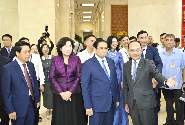 Đại diện Nam A Bank (bìa phải) giới thiệu đến Thủ tướng Chính phủ Phạm Minh Chính hệ thống công nghệ và chuyển đổi số của Nam A Bank