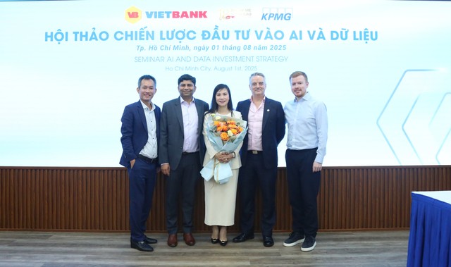 Bà Trần Tuấn Anh - Tổng Giám đốc Vietbank cùng các nhóm chuyên gia đến từ mạng lưới toàn cầu của KPMG