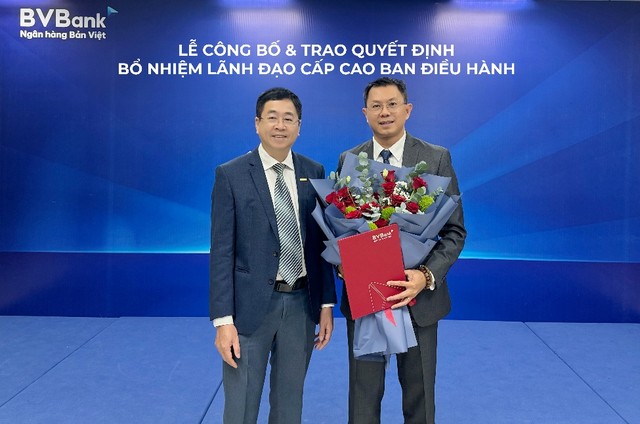 Ông Lê Anh Tài, Chủ tịch HĐQT BVBank trao quyết định bổ nhiệm đến ông Lý Hoài Văn làm Quyền Tổng giám đốc BVBank.