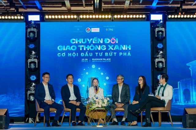 Tọa đàm “Chuyển đổi giao thông xanh - Cơ hội đầu tư bứt phá” quy tụ các chuyên gia từ VinFast, PNJ, V-Green, GSM (Ảnh: Đông Lê) Tọa đàm “Chuyển đổi giao thông xanh - Cơ hội đầu tư bứt phá” quy tụ các chuyên gia từ VinFast, PNJ, V-Green, GSM (Ảnh: Đông Lê)