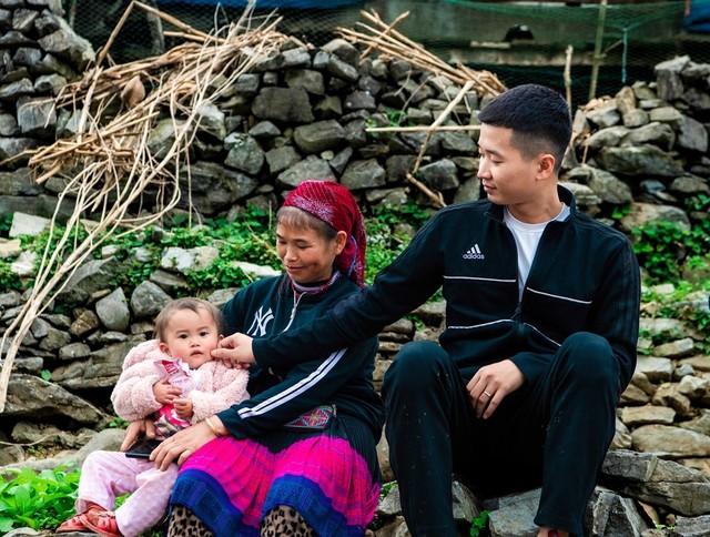 Thăm hỏi các gia đình và các em nhỏ của tại thôn Sán Séo Tỷ (Ảnh: Ban tổ chức) Thăm hỏi các gia đình và các em nhỏ của tại thôn Sán Séo Tỷ (Ảnh: Ban tổ chức)