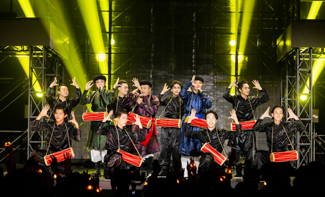 &quot;Trống cơm&quot;, tiết mục biểu diễn trong chương trình Anh trai vượt ngàn chông gai với sự tham gia của Nghệ sỹ nhân dân Tự Long