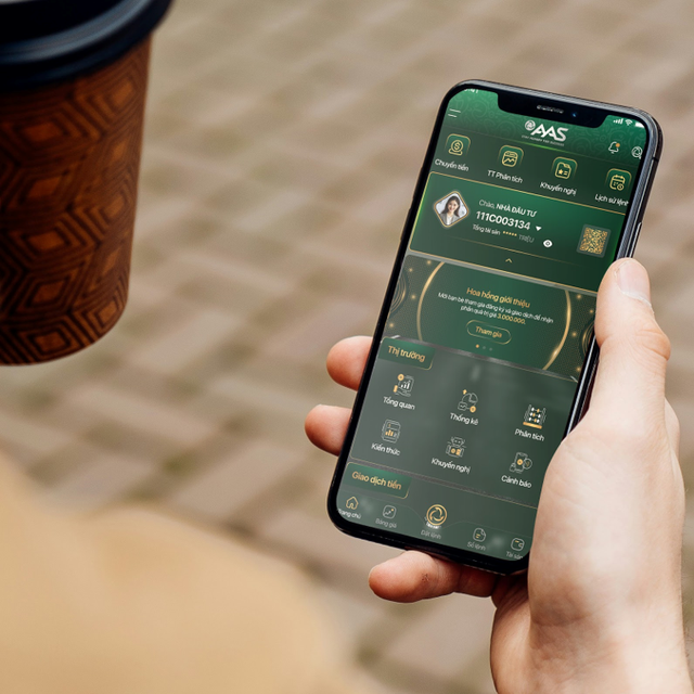 Các tính năng nổi bật được đặt tại trang chủ để khách hàng nhanh chóng truy cập và thực hiện thao tác dễ dàng hơn Các tính năng nổi bật được đặt tại trang chủ để khách hàng nhanh chóng truy cập và thực hiện thao tác dễ dàng hơn