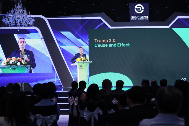 "Các thị trường mới nổi, bao gồm Việt Nam, có thể tiếp tục phải chịu chiết khấu về định giá trong thời kỳ “Trump 2.0”, tức nhiệm kỳ lần 2 của Tổng thống Mỹ Donald Trump" - Ông Dominic Scriven. Ảnh: Lê Toàn "Các thị trường mới nổi, bao gồm Việt Nam, có thể tiếp tục phải chịu chiết khấu về định giá trong thời kỳ “Trump 2.0”, tức nhiệm kỳ lần 2 của Tổng thống Mỹ Donald Trump" - Ông Dominic Scriven. Ảnh: Lê Toàn