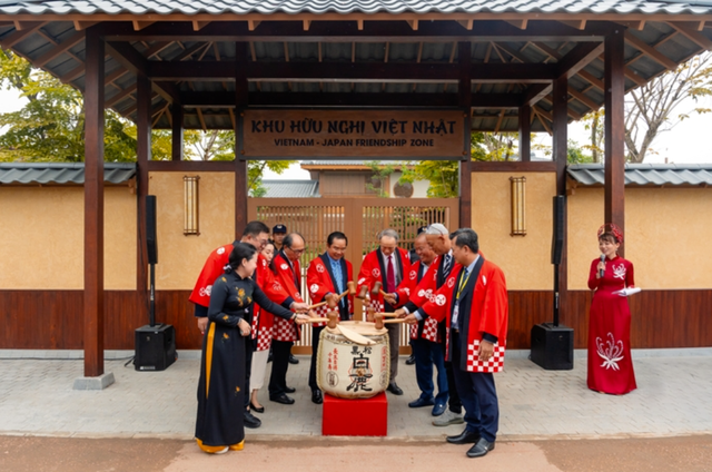 Đại biểu tham gia lễ khánh thành Làng văn hóa Việt- Nhật thực hiện nghi thức đập rượu Sake truyền thống của người Nhật Bản Đại biểu tham gia lễ khánh thành Làng văn hóa Việt- Nhật thực hiện nghi thức đập rượu Sake truyền thống của người Nhật Bản