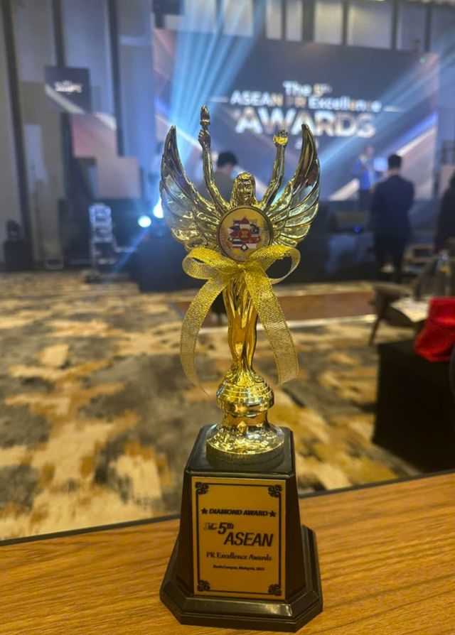 Với chiến dịch “Concert Anh trai vượt ngàn chông gai”, YeaH1 đã giành Giải Kim cương - giải thưởng cao nhất - cho hạng mục “Best Communication Use of Social Media”