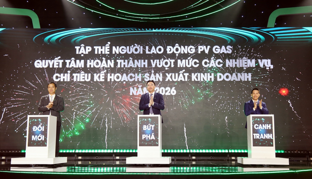 Đại diện Lãnh đạo, người lao động PV GAS thực hiện nghi thức phát động thi đua hoàn thành thắng lợi các chỉ tiêu kế hoạch năm 2026