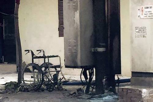 Bốt điện tại Hà Đông phát nổ bắn tia lửa vào nhiều người ảnh 1 Bốt điện tại Hà Đông phát nổ bắn tia lửa vào nhiều người ảnh 1