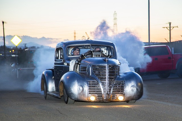 Chiếc bán tải độc đáo sử dụng động cơ 7 xy-lanh ảnh 1