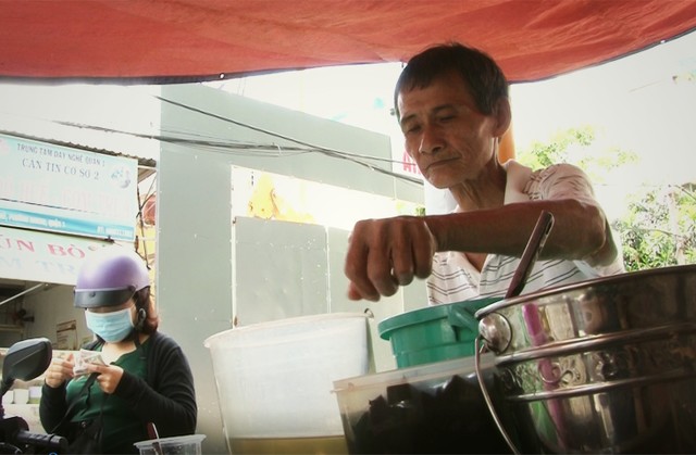 'Dương Quá' U.70 cụt tay bán chè suốt 30 năm khiến người người mê ly ảnh 2