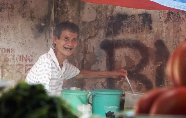 'Dương Quá' U.70 cụt tay bán chè suốt 30 năm khiến người người mê ly ảnh 4