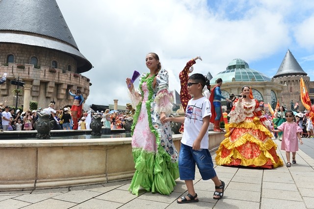 Phố đi bộ Hồ Gươm đón show trình diễn Carnival quốc tế lớn nhất từ trước đến nay ảnh 1