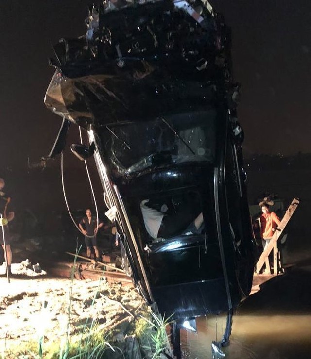 Xe Mercedes rơi từ cầu Chương Dương: Nạn nhân vẫn ôm vô lăng ảnh 1 Xe Mercedes rơi từ cầu Chương Dương: Nạn nhân vẫn ôm vô lăng ảnh 1
