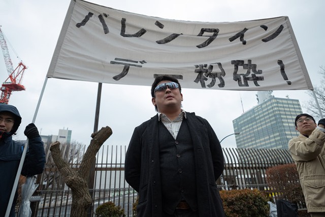 Nhóm thanh niên Nhật biểu tình đòi đập tan Valentine ảnh 1