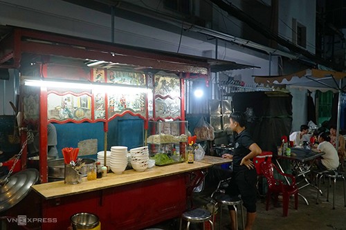 Xe mì gốc Hoa sau 40 năm vẫn bán bên vỉa hè Sài Gòn ảnh 2 Xe mì gốc Hoa sau 40 năm vẫn bán bên vỉa hè Sài Gòn ảnh 2
