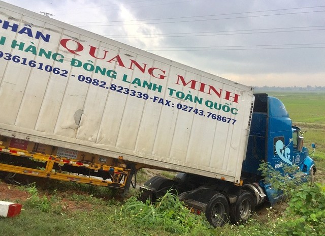 Ôtô chở 12 sư thầy tông xe container, hai người chết ảnh 1 Ôtô chở 12 sư thầy tông xe container, hai người chết ảnh 1