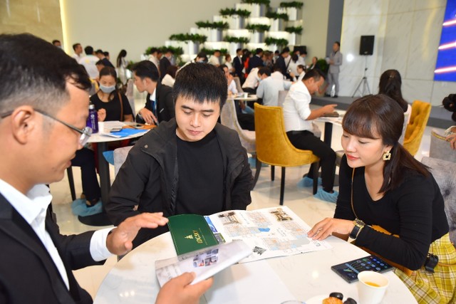 Nhiều khách hàng tìm hiểu dự án LDG Sky. Nhiều khách hàng tìm hiểu dự án LDG Sky.