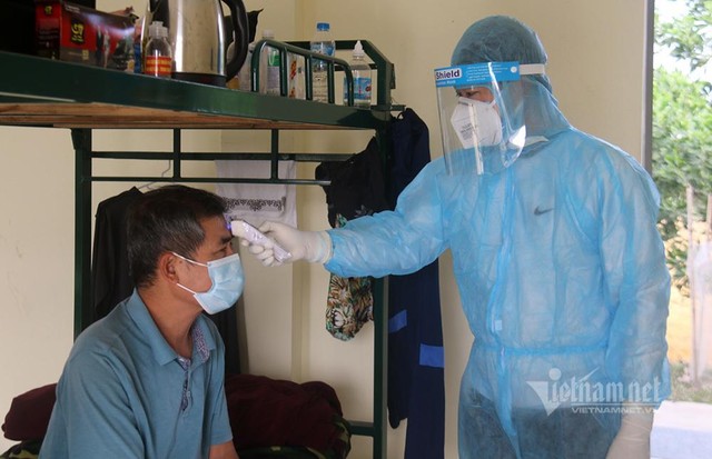 Các nhân viên y tế đo nhiệt độ cho người cách ly 2 lần/ngày. Bất kỳ biểu hiện bất thường nào của người cách ly sẽ được xử lý nhanh chóng.