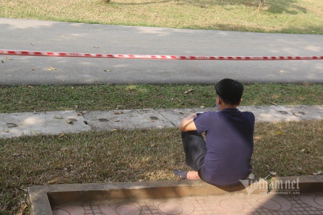 Chiếc điện thoại là phương tiện liên lạc quan trọng của người cách ly trong những ngày này.