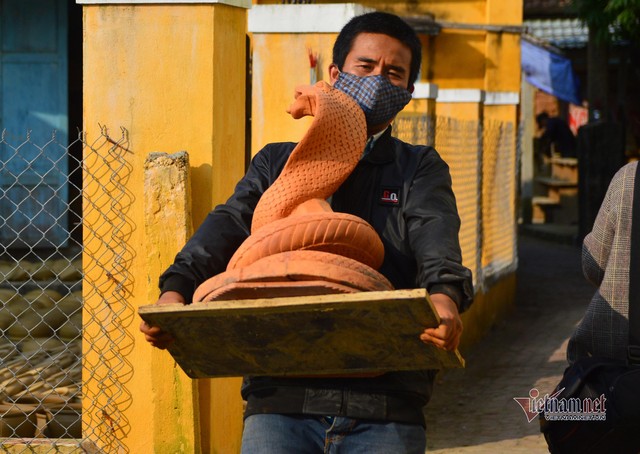 Không chỉ tượng trâu đất, tại làng gốm, các nghệ nhân còn tạo ra rất nhiều sản phẩm phục vụ nhu cầu của du khách.