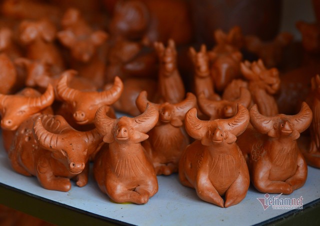 Trâu đất được nặn đủ các kích cỡ tùy vào khách hàng đặt mua.