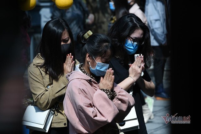 Nên chủ yếu người đến hành lễ là thanh niên.