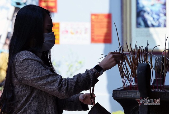 “Khi đi lẻ bóng, khi về có đôi”, nhiều bạn trẻ từ khắp nơi đã tìm đến Chùa Hà để cầu duyên.