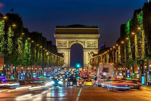 Những đại lộ nổi tiếng như Champs-Elysees là điểm không thể không đến với du khách.