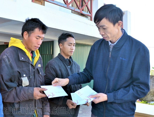 Ông Trần Văn Toại, Phó Tổng Biên tập Báo Điện Biên Phủ trao phần quà cho người nghèo xã Phình Giàng. Ông Trần Văn Toại, Phó Tổng Biên tập Báo Điện Biên Phủ trao phần quà cho người nghèo xã Phình Giàng.