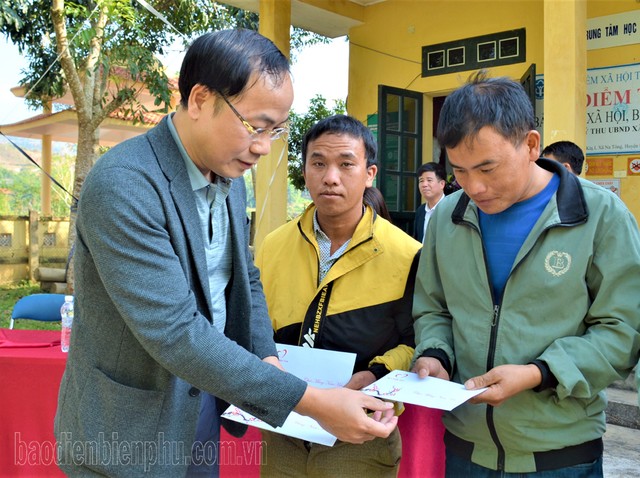 Ông Đặng Tuấn Khánh, Ủy viên Ban Biên tập Báo Đầu tư trao quà cho người nghèo xã Na Tông. Ông Đặng Tuấn Khánh, Ủy viên Ban Biên tập Báo Đầu tư trao quà cho người nghèo xã Na Tông.