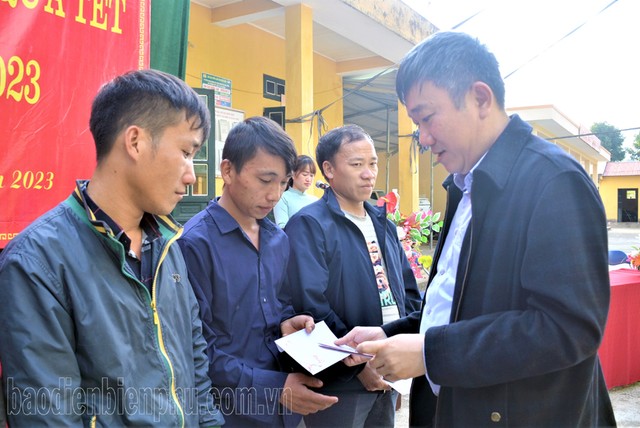 Ông Hoàng Thanh Hải, Phó trưởng Ban Tổ chức Tỉnh ủy Điện Biên trao quà cho người nghèo xã Na Tông. Ông Hoàng Thanh Hải, Phó trưởng Ban Tổ chức Tỉnh ủy Điện Biên trao quà cho người nghèo xã Na Tông.