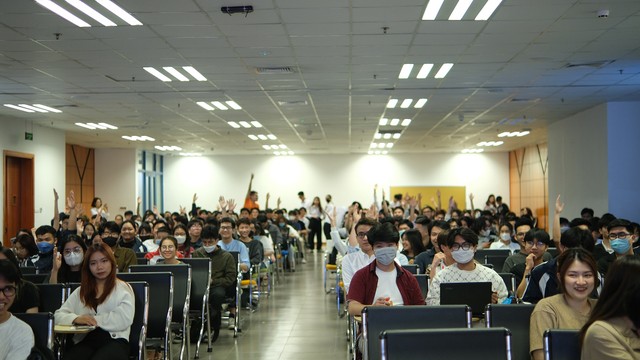 Các sinh viên hào hứng trong phần hỏi đáp.