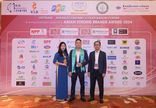 Đại diện Ban lãnh đạo công ty tại lễ trao giải. Đại diện Ban lãnh đạo công ty tại lễ trao giải.