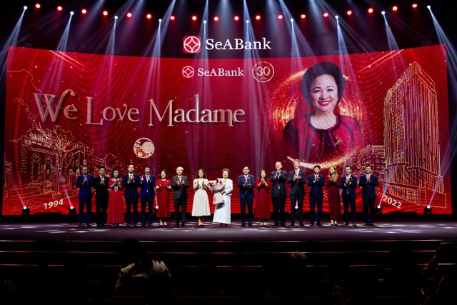 Ban Lãnh đạo SeABank tri ân Phó Chủ tịch thường trực HĐQT Nguyễn Thị Nga. Ban Lãnh đạo SeABank tri ân Phó Chủ tịch thường trực HĐQT Nguyễn Thị Nga.