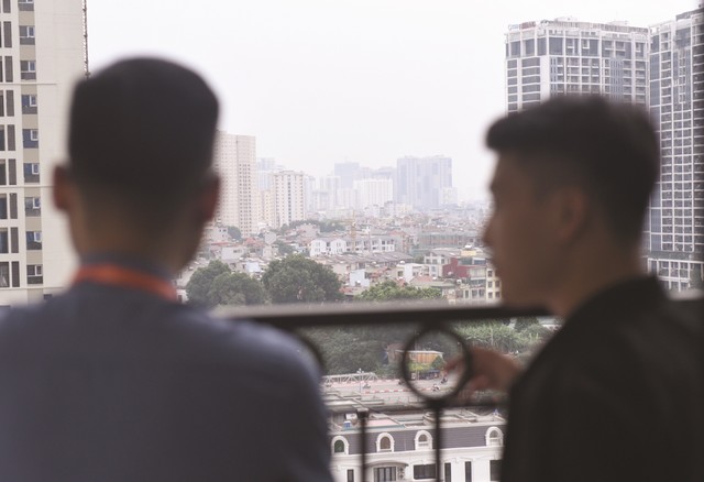 Giá nhà liên tục leo thang khiến việc sở hữu nhà ở ngày càng xa tầm với. Giá nhà liên tục leo thang khiến việc sở hữu nhà ở ngày càng xa tầm với.