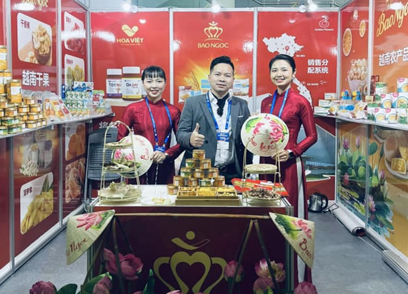 Ông Nguyễn Trung Hiếu, Phó tổng giám đốc phụ trách kinh doanh tại gian hàng Bảo Ngọc tại Hội chợ quốc tế thực phẩm đồ uống Thành Đô (Trung Quốc) Ông Nguyễn Trung Hiếu, Phó tổng giám đốc phụ trách kinh doanh tại gian hàng Bảo Ngọc tại Hội chợ quốc tế thực phẩm đồ uống Thành Đô (Trung Quốc)