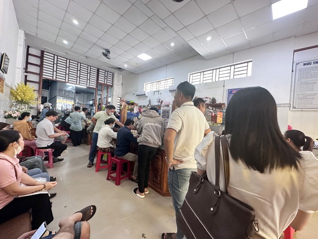 Văn phòng công chứng đông đúc cả ngày cuối tuần. Văn phòng công chứng đông đúc cả ngày cuối tuần.