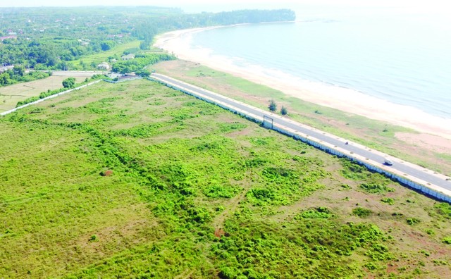 Dự án Nữ hoàng Bãi Dài Cửa Tùng 2 được quây tôn kín, bên trong chưa có dấu hiệu triển khai xây dựng. Dự án Nữ hoàng Bãi Dài Cửa Tùng 2 được quây tôn kín, bên trong chưa có dấu hiệu triển khai xây dựng.